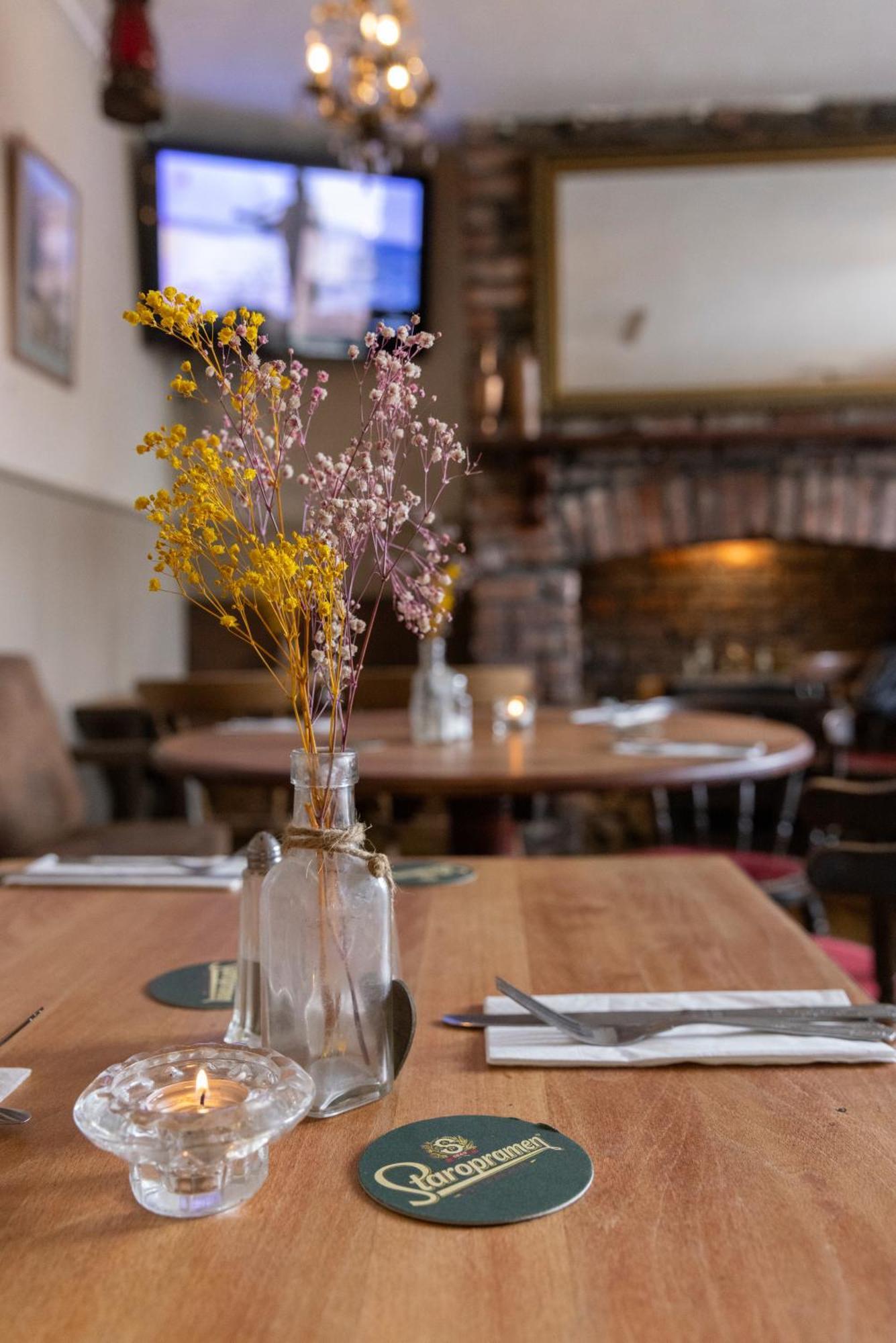 The Bear Inn Llantrisant  Exterior foto
